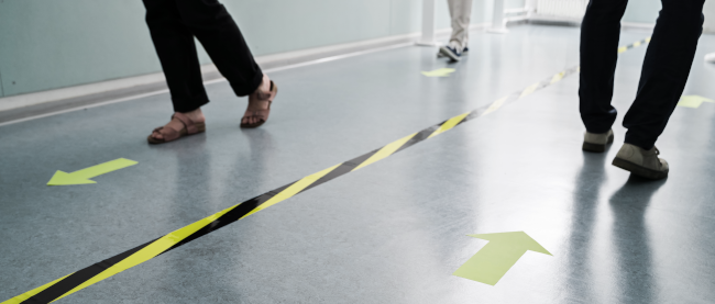 Starkfrequentierte Verkehrswege innerhalb des Betriebs sollen laut SARS-CoV-2-Arbeitsschutzregel markiert werden.